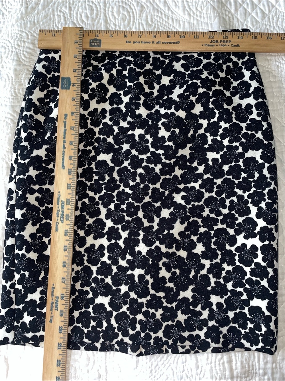J. Crew Black & White Floral Pencil Skirt. Lined. Back zipper.  Size 2. - Picture 6 of 9